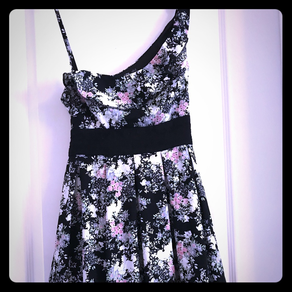 Flirty & feminine Asymmetrical floral party dress
